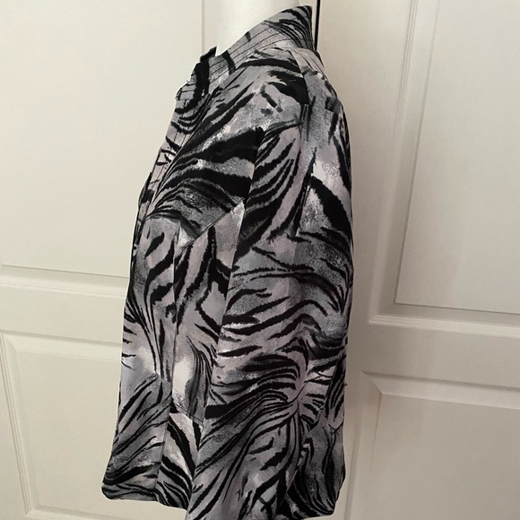 Black, gray & white design front zip lightweight jacket - Picture 3 of 8